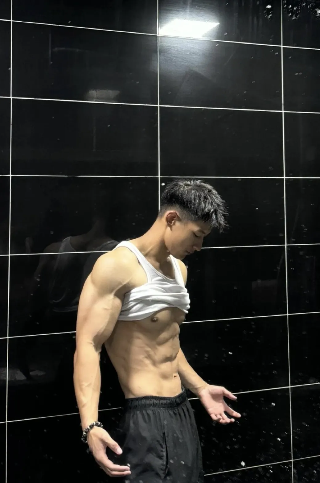 更衣室自拍的黑皮男腹肌太顶，比体育生还有市场！