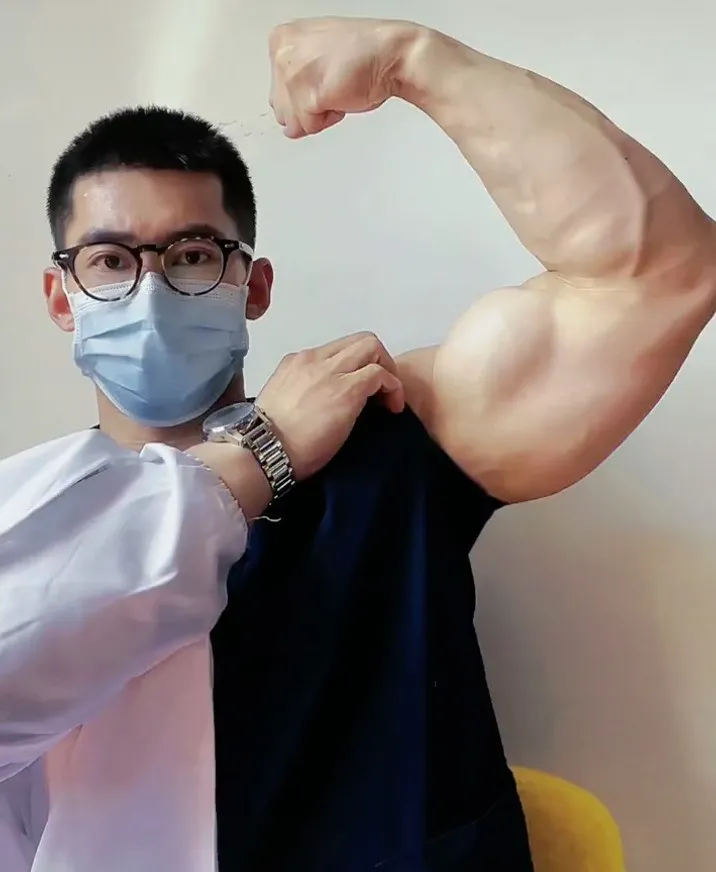肌肉医生脱掉白大褂，胸肌太大了，网友直呼想被打针！