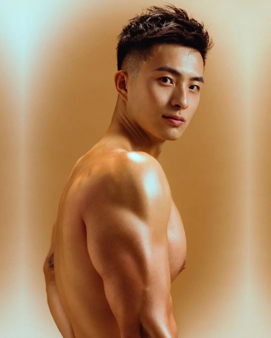 阳光 Boy：Shawn 的肌肉线条和笑容真是顶不住！