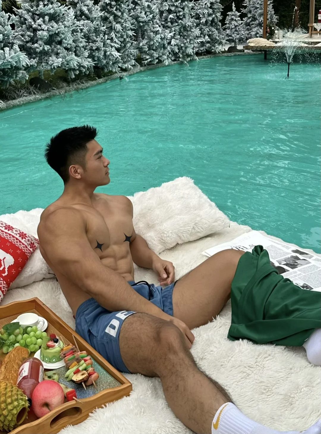 武汉地铁黑皮肌肉男火了！这双粗壮大腿和性感腹肌太绝了