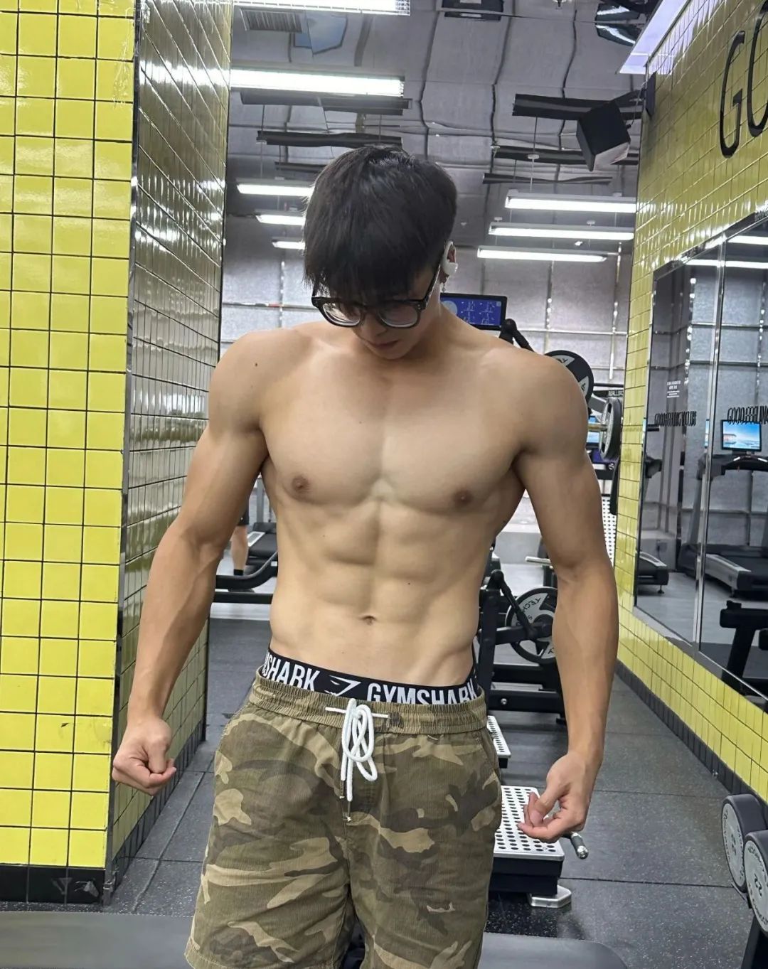 178cm 冷白皮腹肌帅哥，显眼包大！