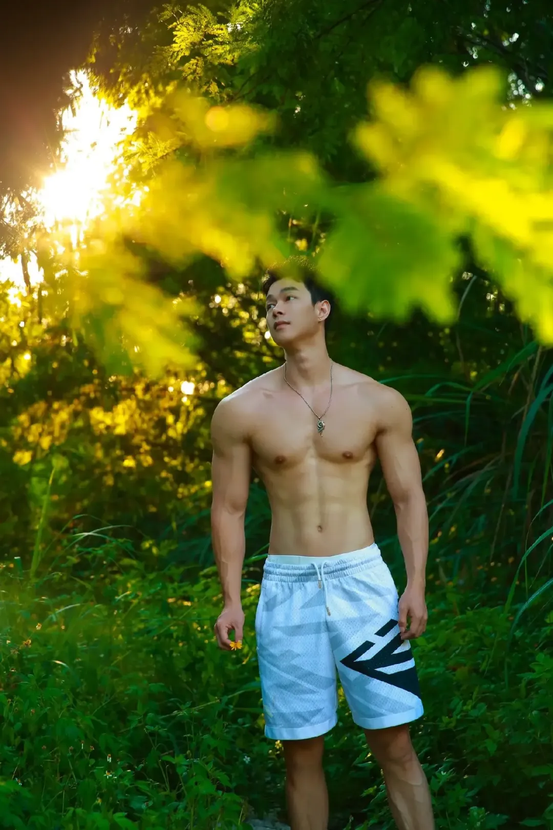 00 后型男演绎禁欲系正装，马靴搭配也太绝了吧！