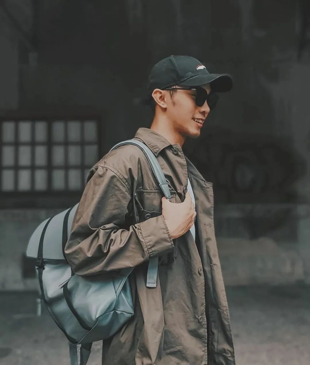 你见过荷尔蒙爆棚的小哥剃胸毛吗？让人又爱又恨