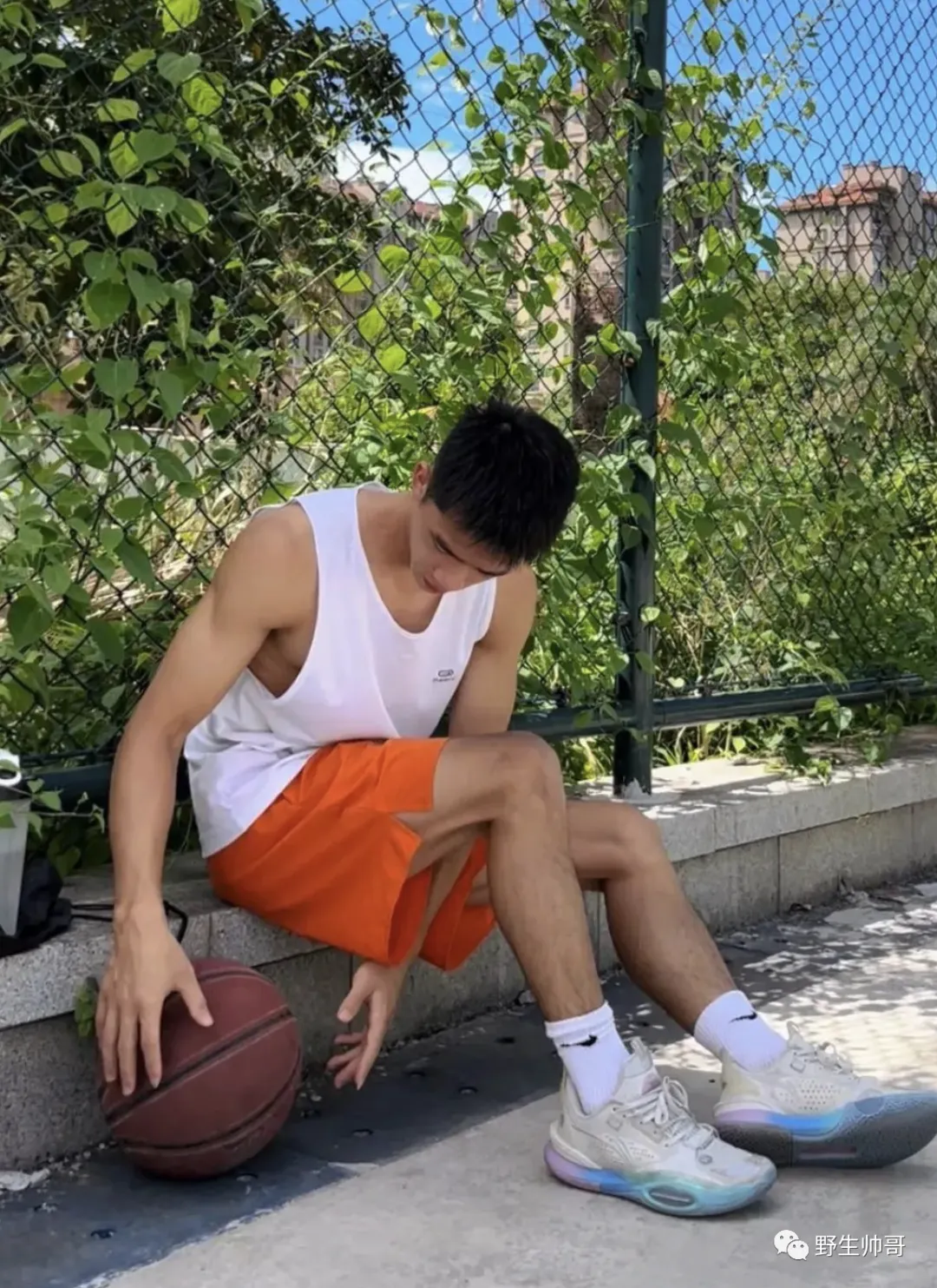 打篮球的腹肌小哥哥，撩衣让人爱了