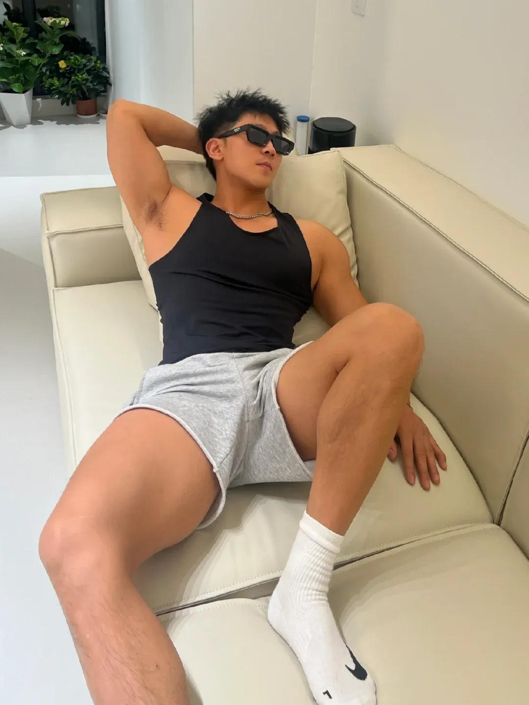 肌肉装修工展现实力，这灯泡安装画面太“撩”了！