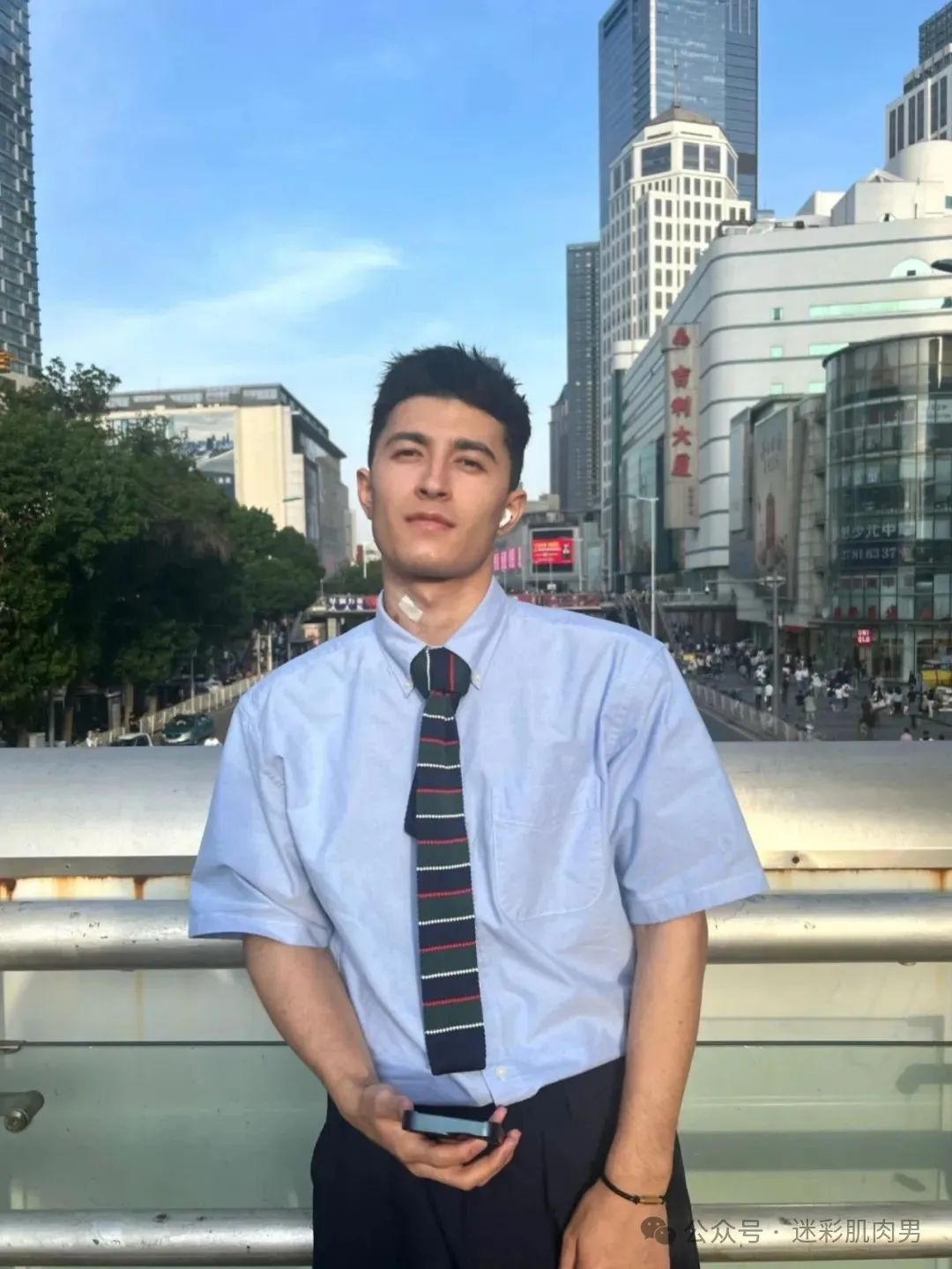 21 岁大一运动男高大视频火到推... 不让人失望！