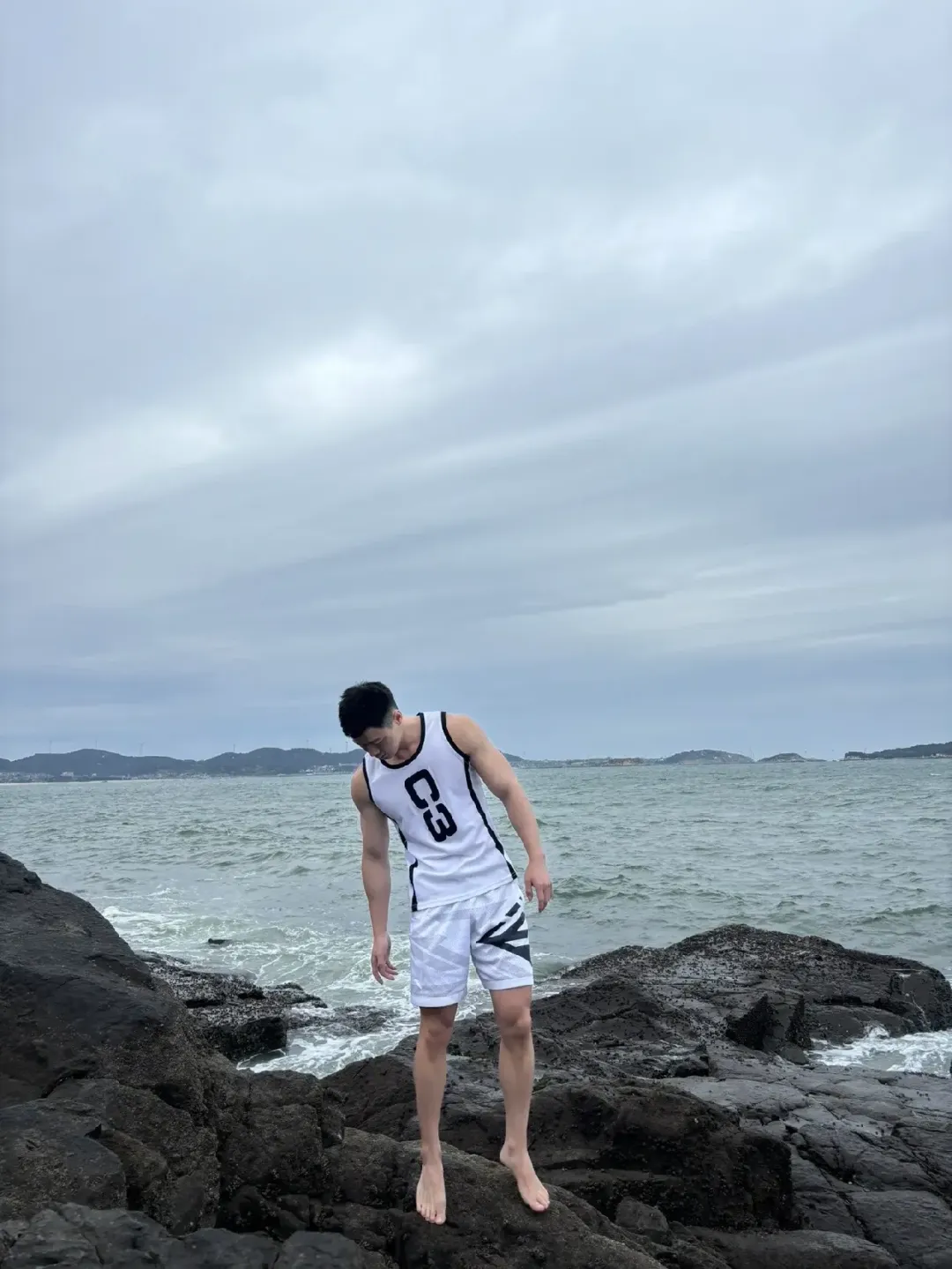 00 后型男演绎禁欲系正装，马靴搭配也太绝了吧！