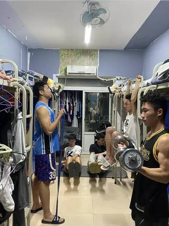宿舍全是肌肉男，是种什么体验？