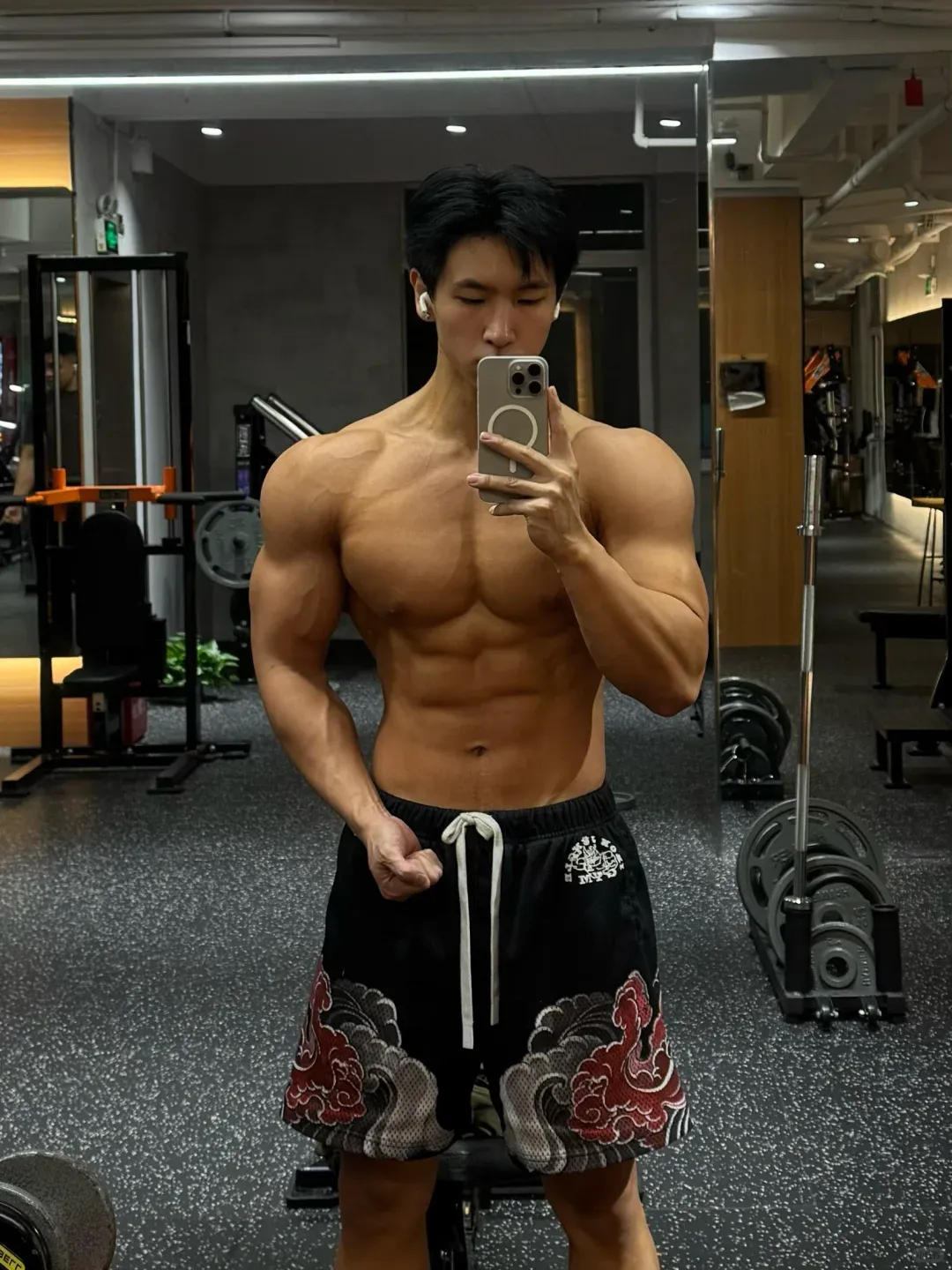 健体小哥的外翻肩、人鱼线