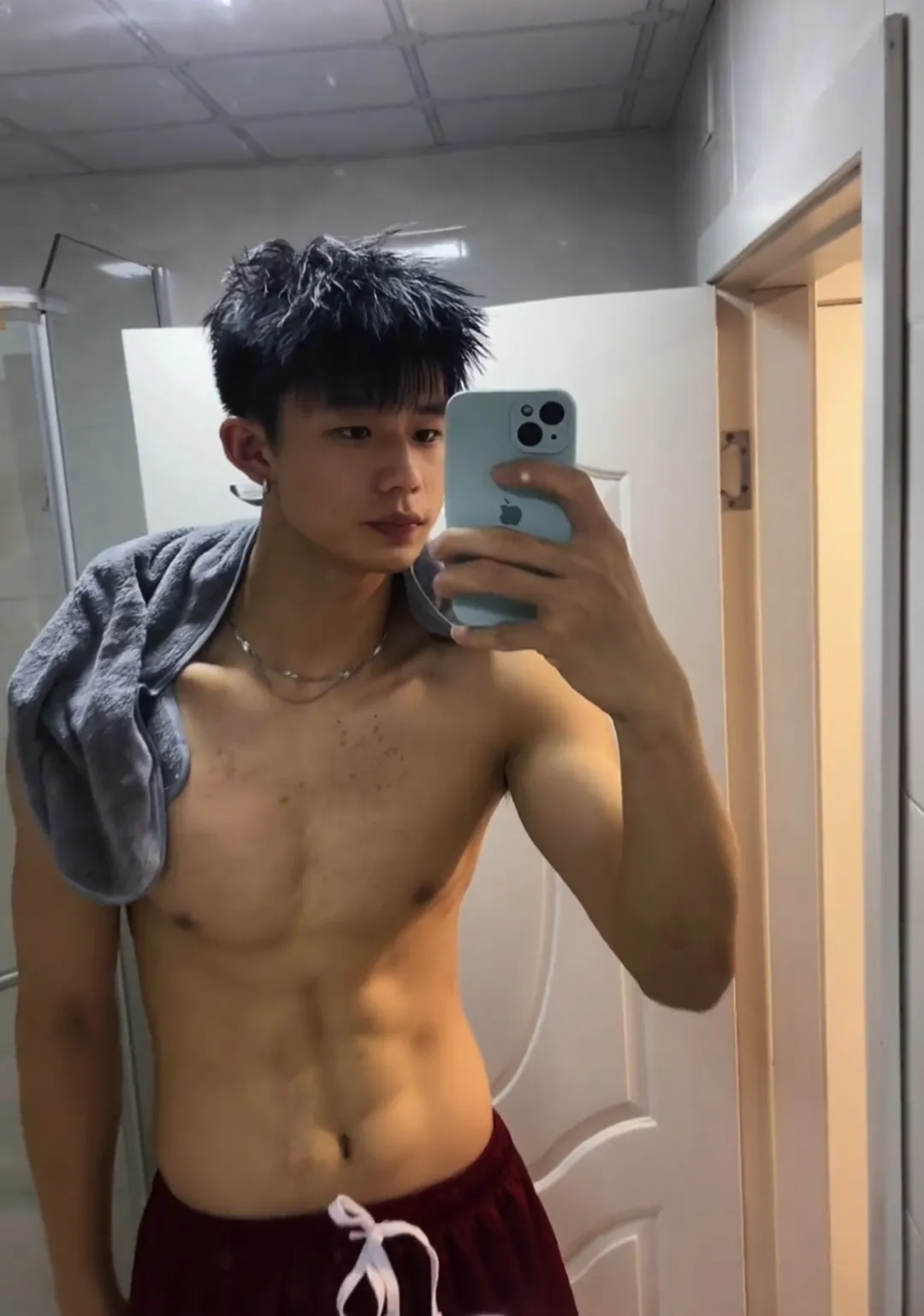 网吧惊现半裸肌肉男，竟是超火运动系小奶狗？