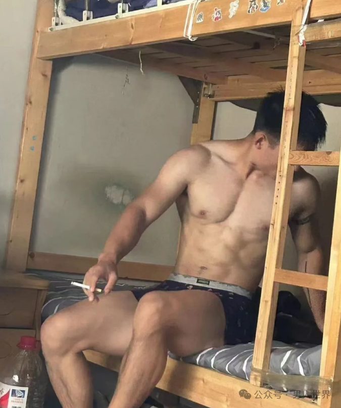 室友让我给他拍性感照片，发给对象