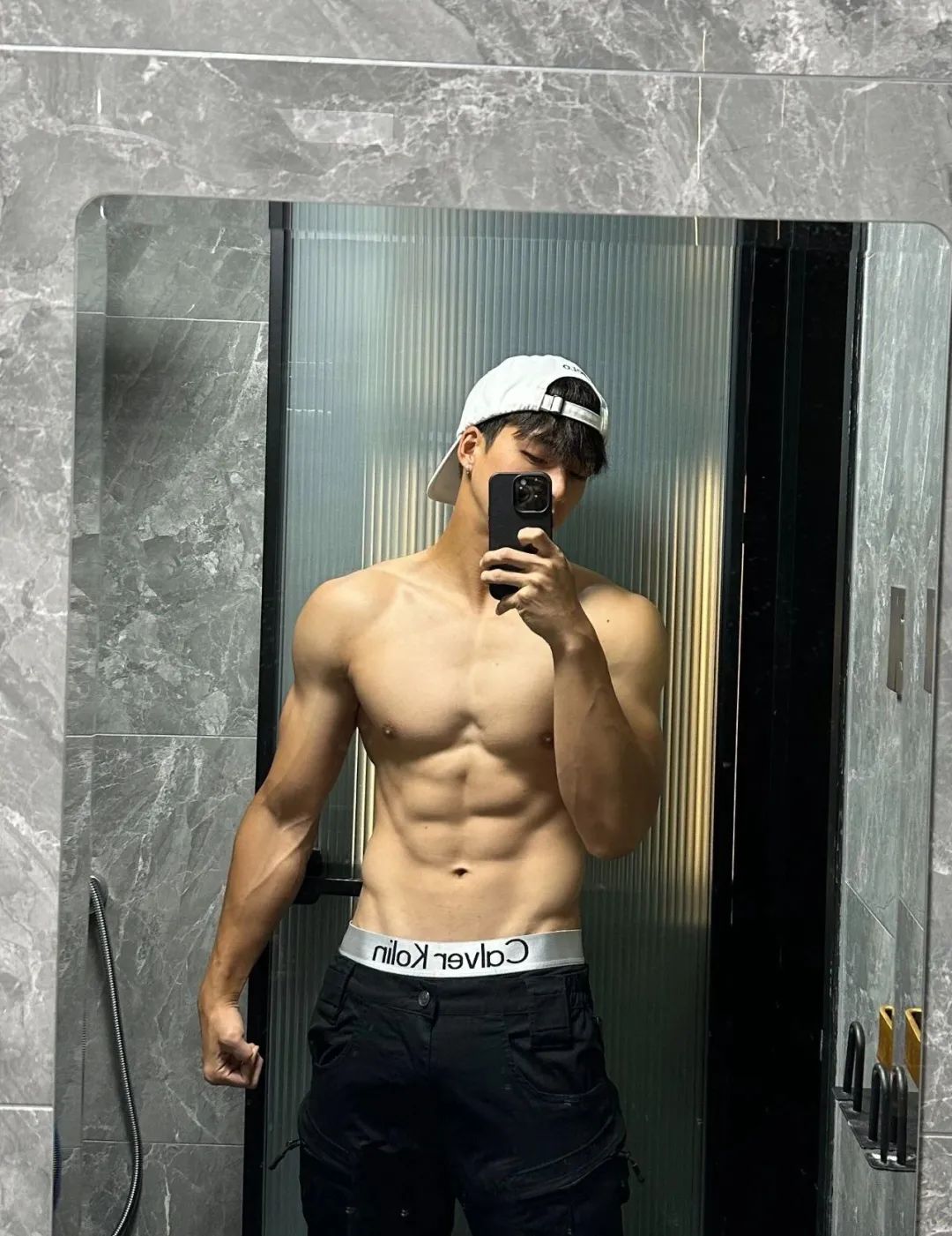 178cm 冷白皮腹肌帅哥，显眼包大！