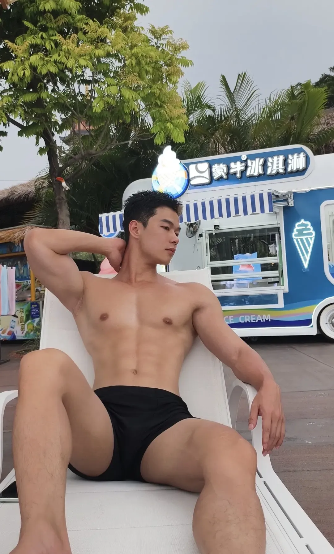00 后型男演绎禁欲系正装，马靴搭配也太绝了吧！