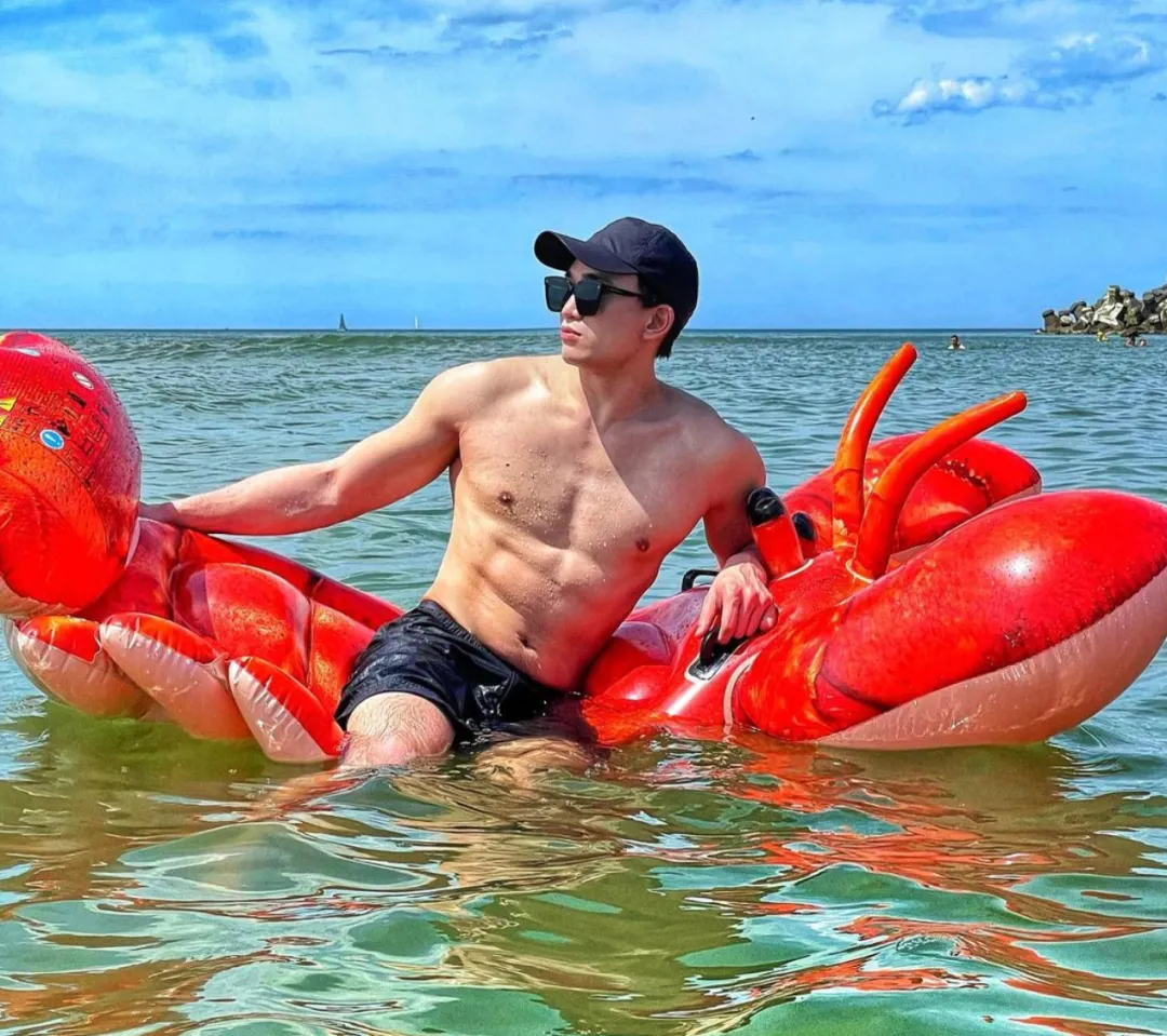 斯文医生平时一本正经，私下的肌肉写真放飞自我