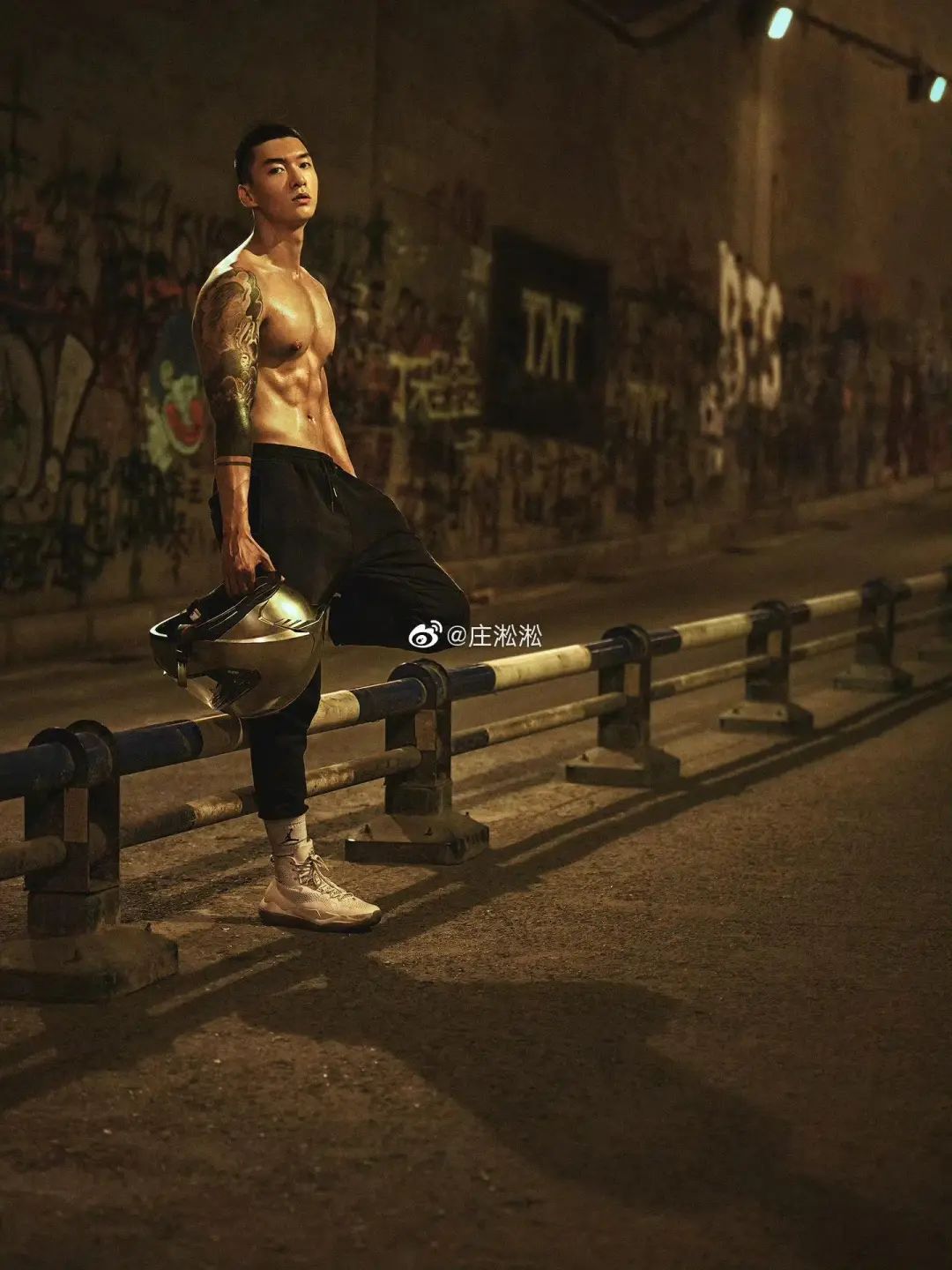 一看就很有性张力！健身型男与萌宠共享温馨时光
