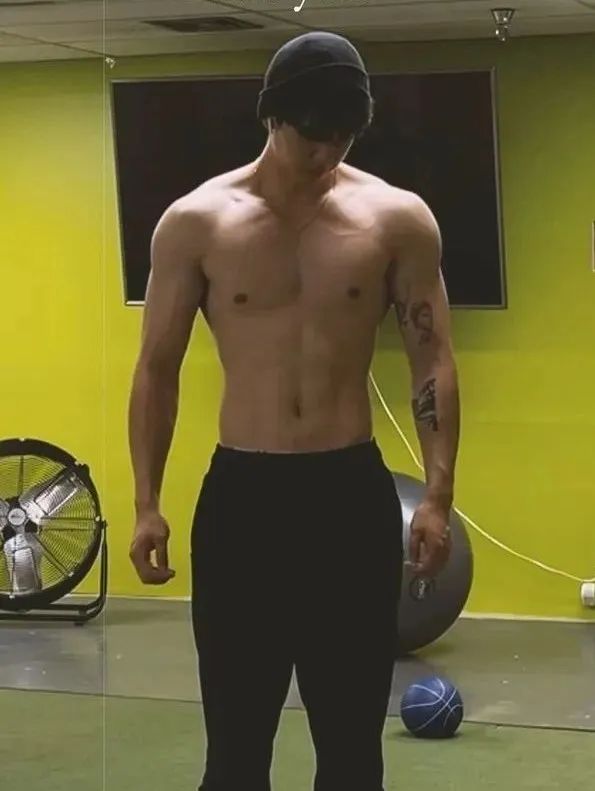 190CM 肌肉护士小哥哥脱衣自拍，简直让人心跳加速！