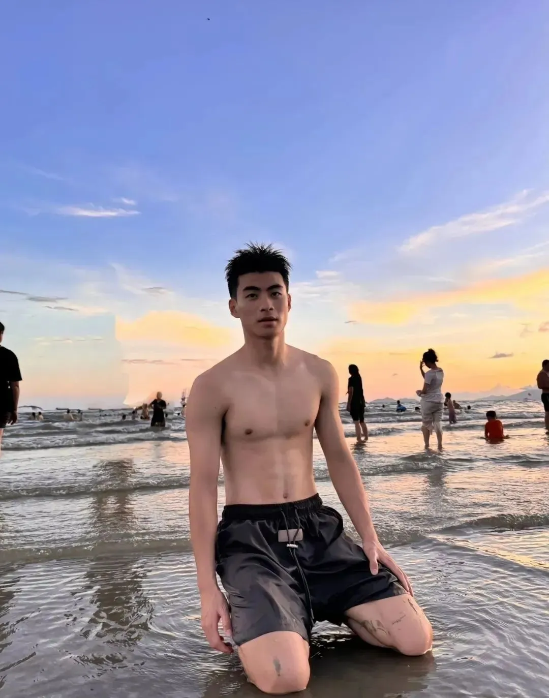 被刘姥姥称赞鼻子大！山东体院 20 岁足球体育生男大，我可以了
