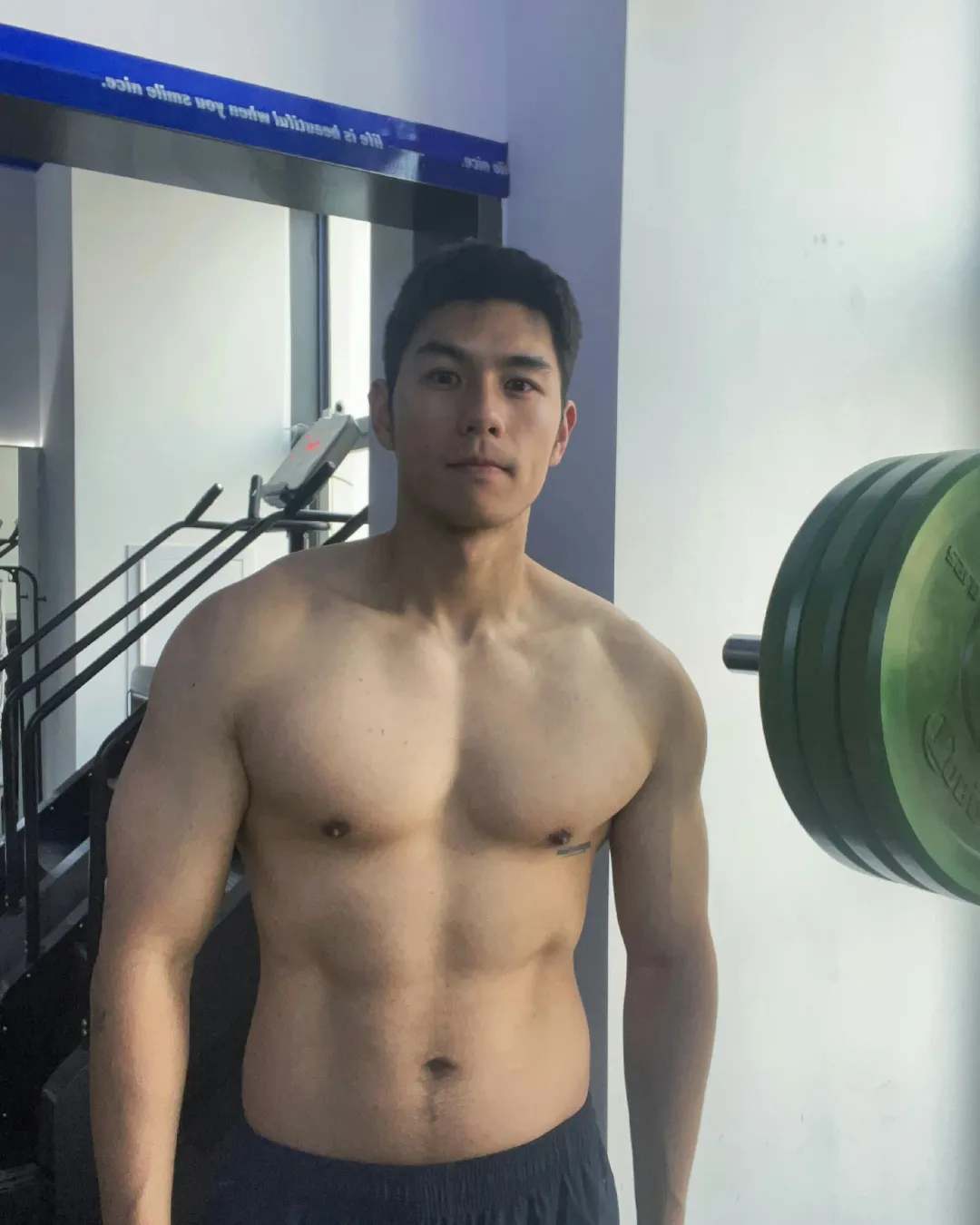 黝黑硬自拍照来袭，叉腿样子真帅呀！