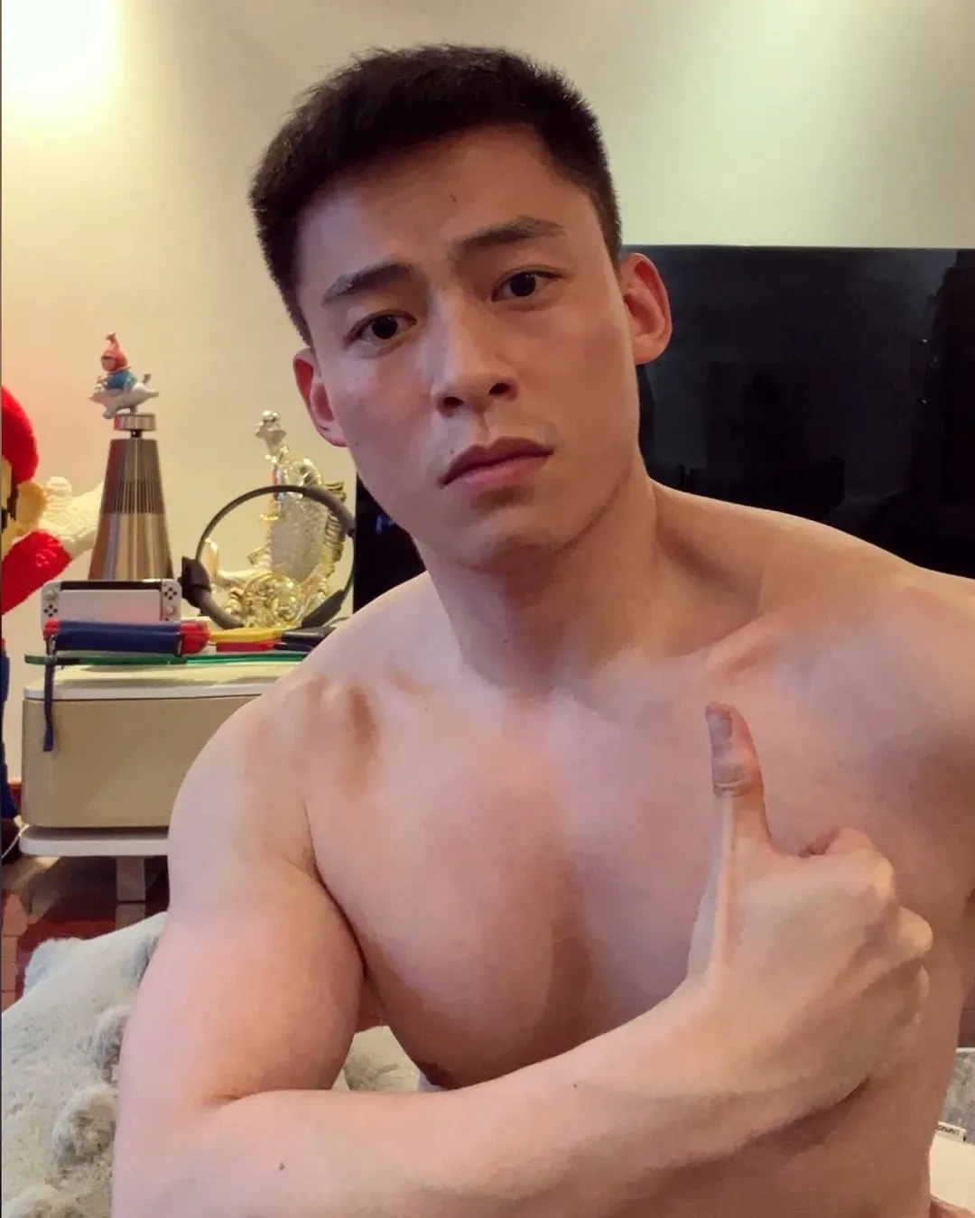 斯文寸头学生 boy 露大 jio 秀胸肌，硬汉形象疑似在卖腐?!