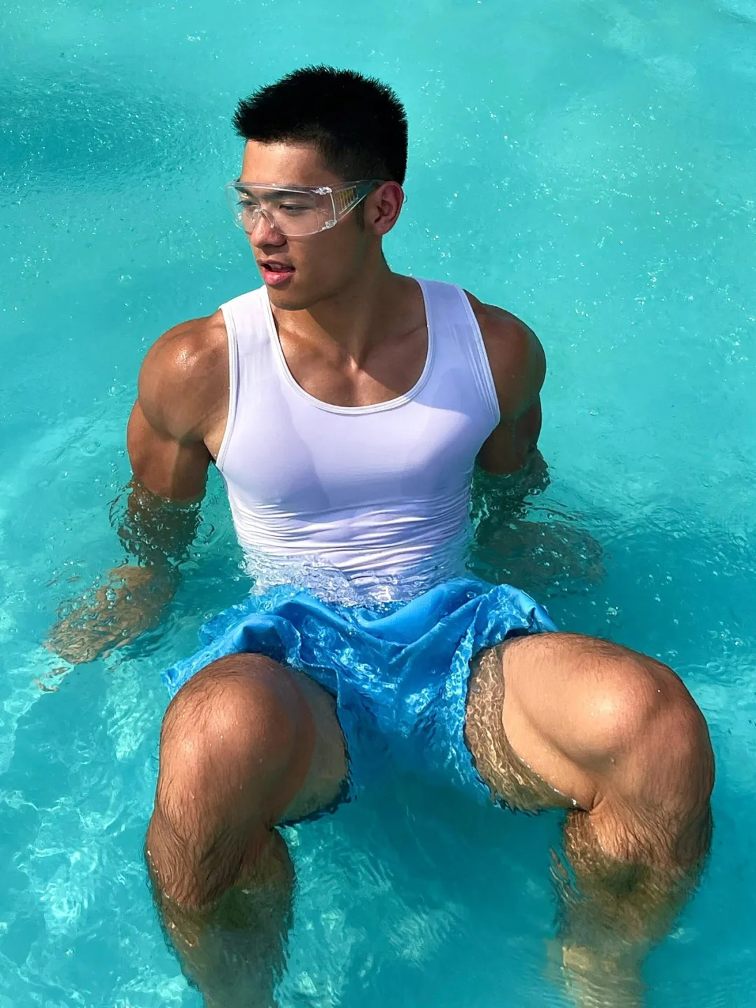武汉地铁黑皮肌肉男火了！这双粗壮大腿和性感腹肌太绝了