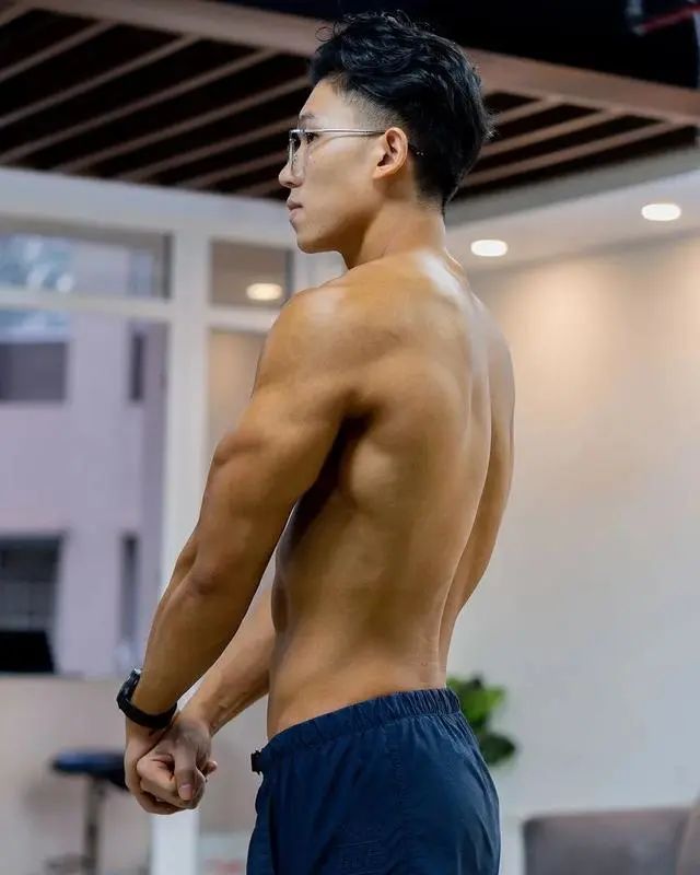 健身教练凭借身材火出圈！
