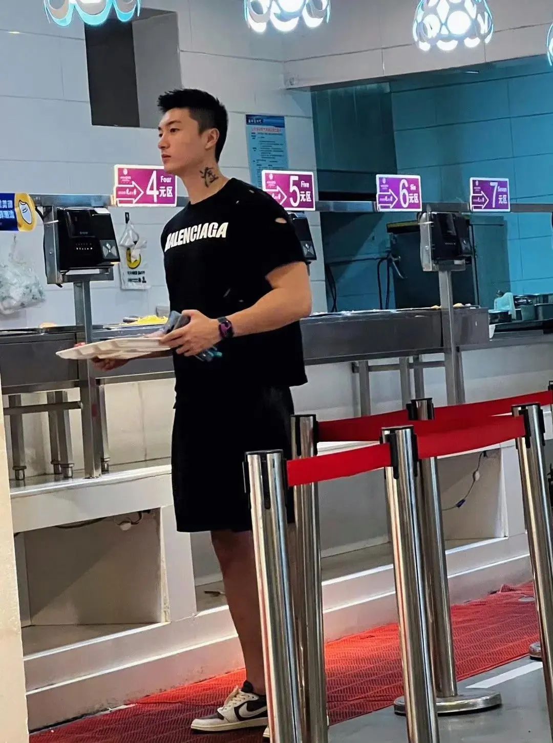 一看就很有性张力！健身型男与萌宠共享温馨时光