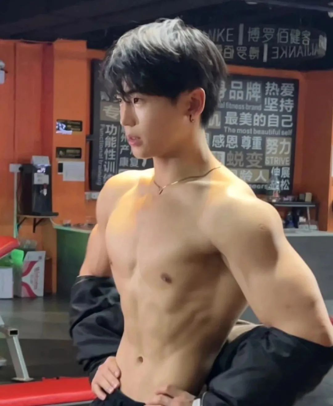 178cm 广东男大肌肉贼亮贼亮