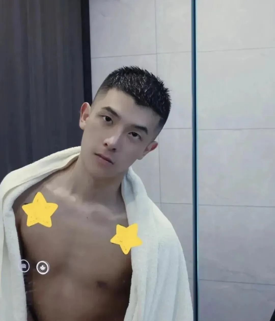 短发小鲜肉浴室照，想让人亲亲！