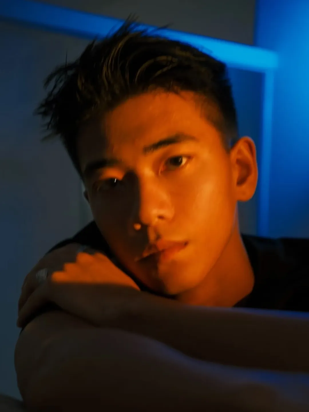 00 后黑皮薄肌男神上线！这身腱子肉太上头了！