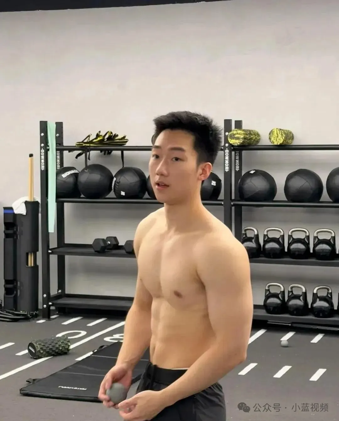 02 年退役兵哥哥，阳光型男颜值身材双在线！