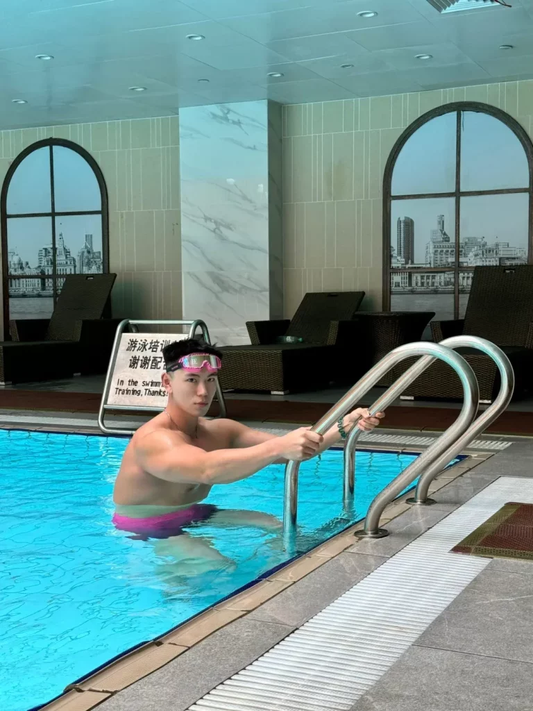 宽背窄腰白袜，183cm 肌肉型男秀完美身材迎接秋天