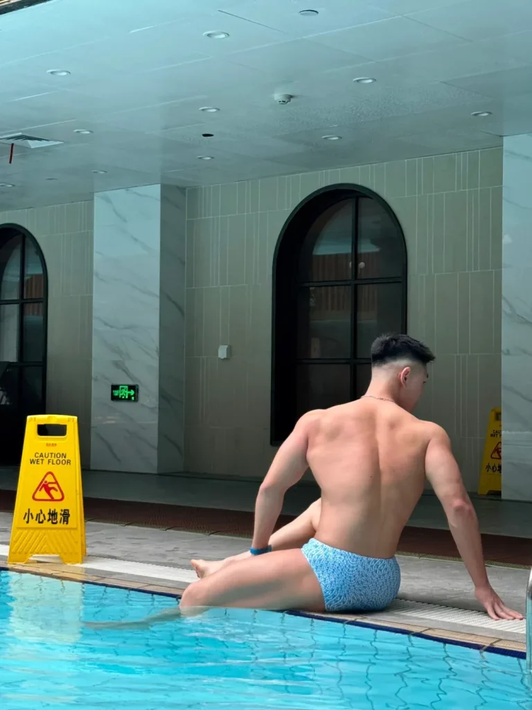 宽背窄腰白袜，183cm 肌肉型男秀完美身材迎接秋天