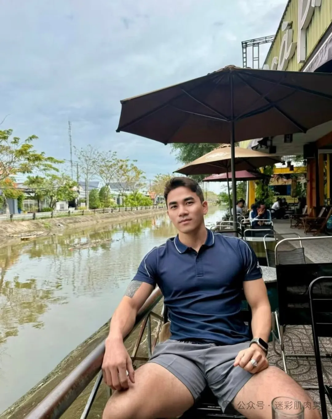 河边和奶茶的壮男穿运动裤太短啦！这也太太太帅了吧！