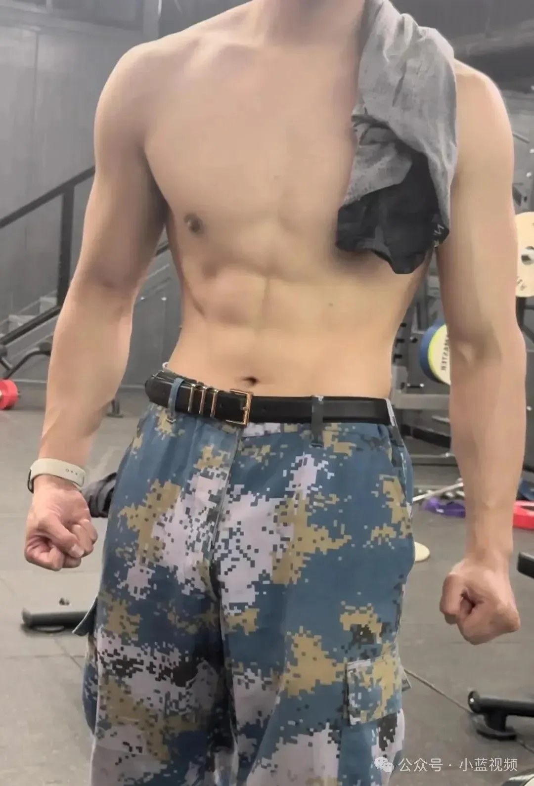 海军退役帅气大男孩，麒麟臂身材线条真好看！