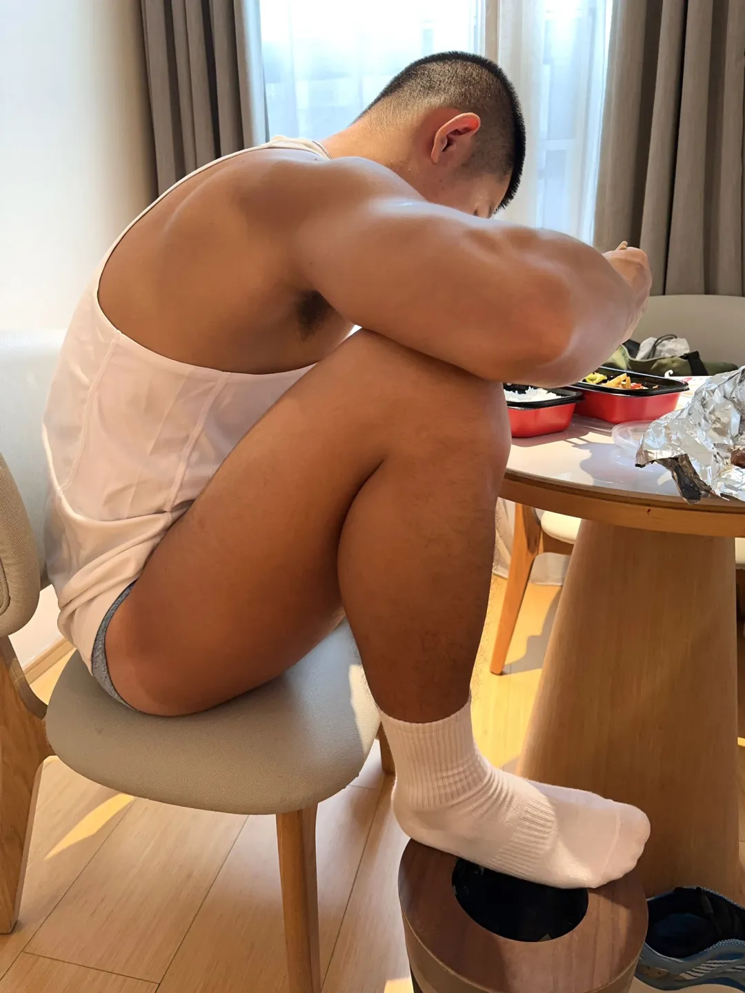 穿吊带的寸头弟弟也太有型了，看看谁又可以啦！