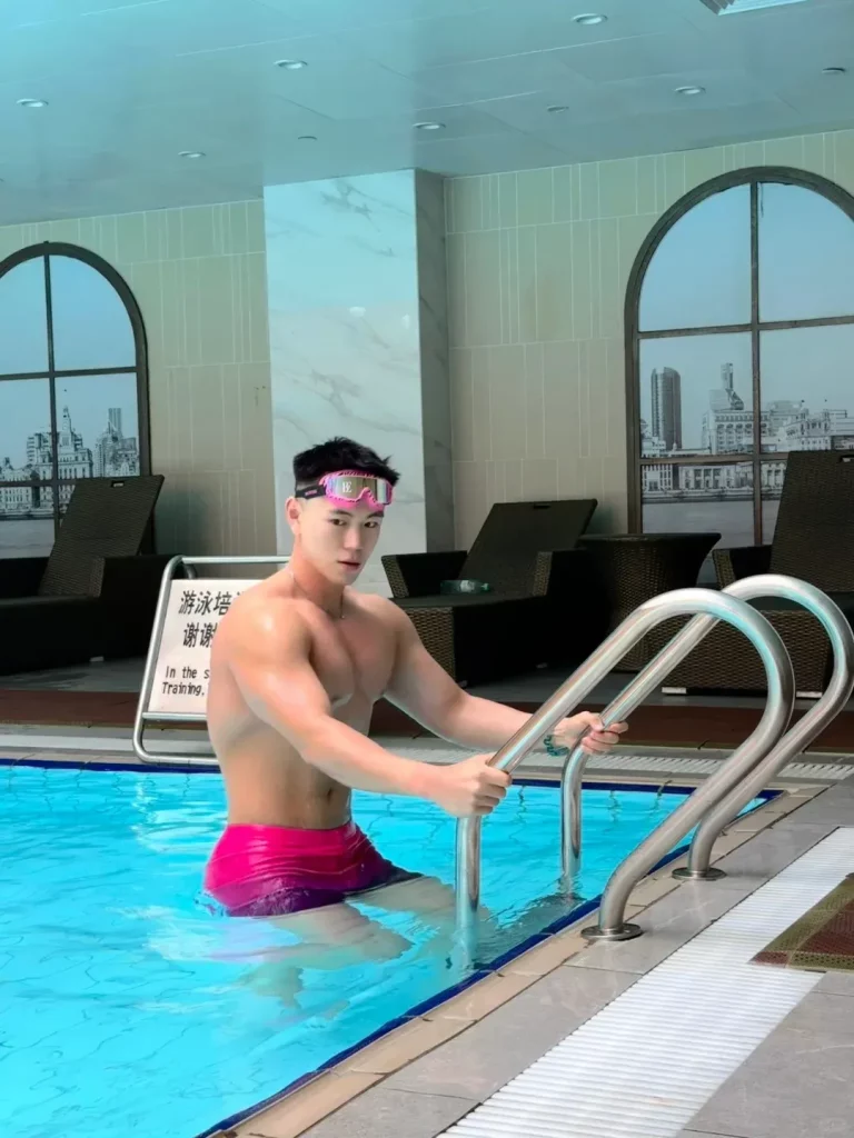 宽背窄腰白袜，183cm 肌肉型男秀完美身材迎接秋天