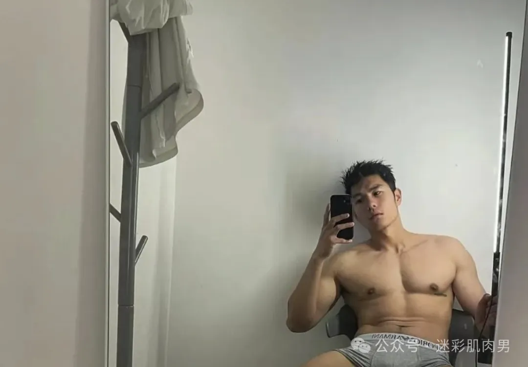 穿紧身裤的运动男长的真好看，粗壮长腿太太显眼了！