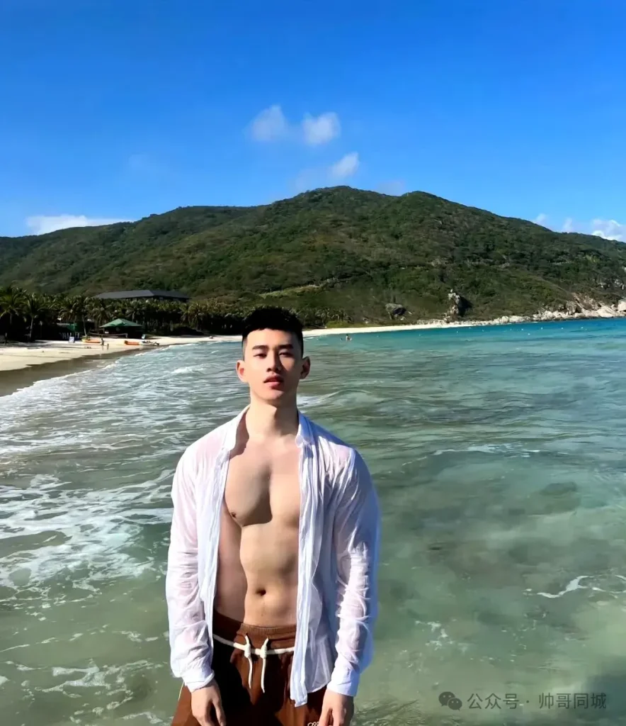 海边阳光帅气肌肉男散发荷尔蒙！