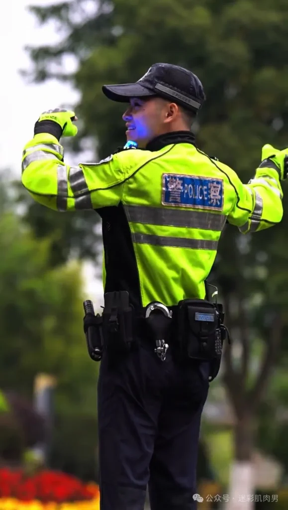 陈 sir 穿修身裤视频实力掩盖不住，竟还是寸头兵哥！