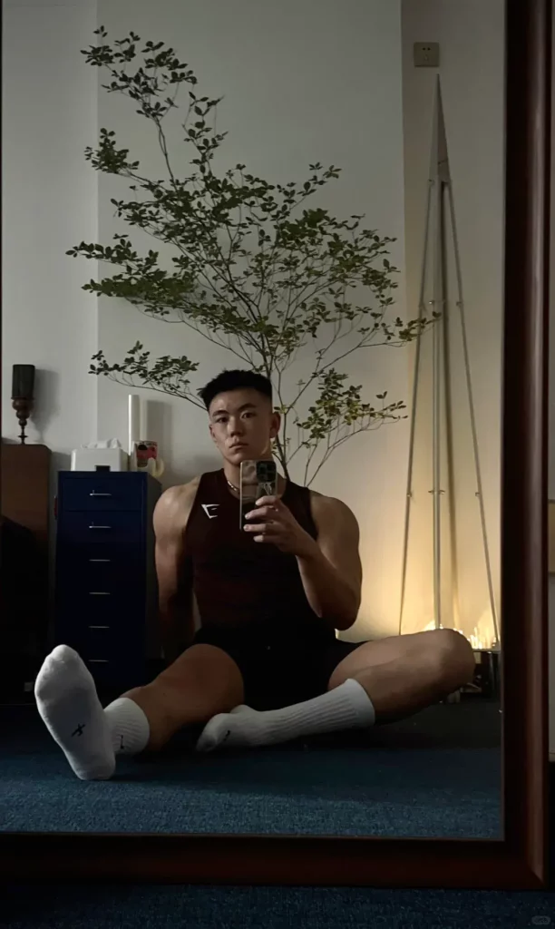 宽背窄腰白袜，183cm 肌肉型男秀完美身材迎接秋天