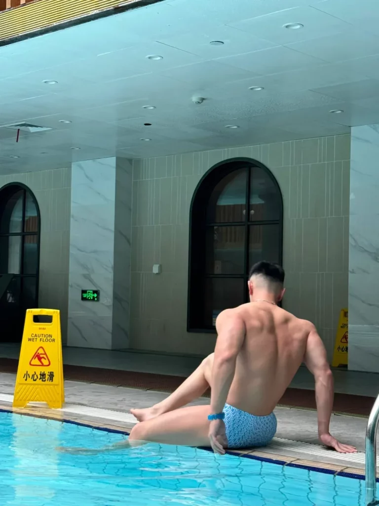 宽背窄腰白袜，183cm 肌肉型男秀完美身材迎接秋天