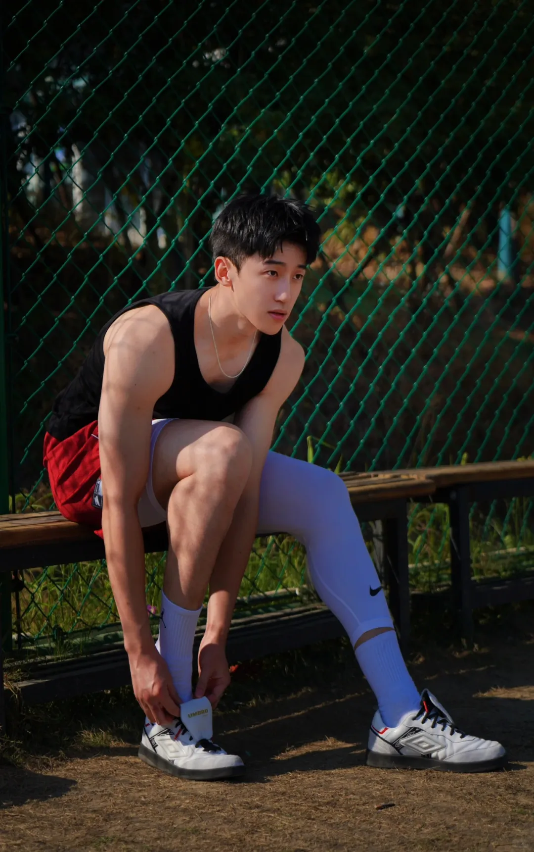 篮球场上的斯文大长腿男孩，阳光活力征服球场！