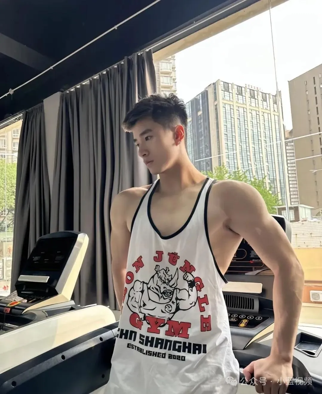 痞帅忧郁型男，肌肉曲线流畅俊美！