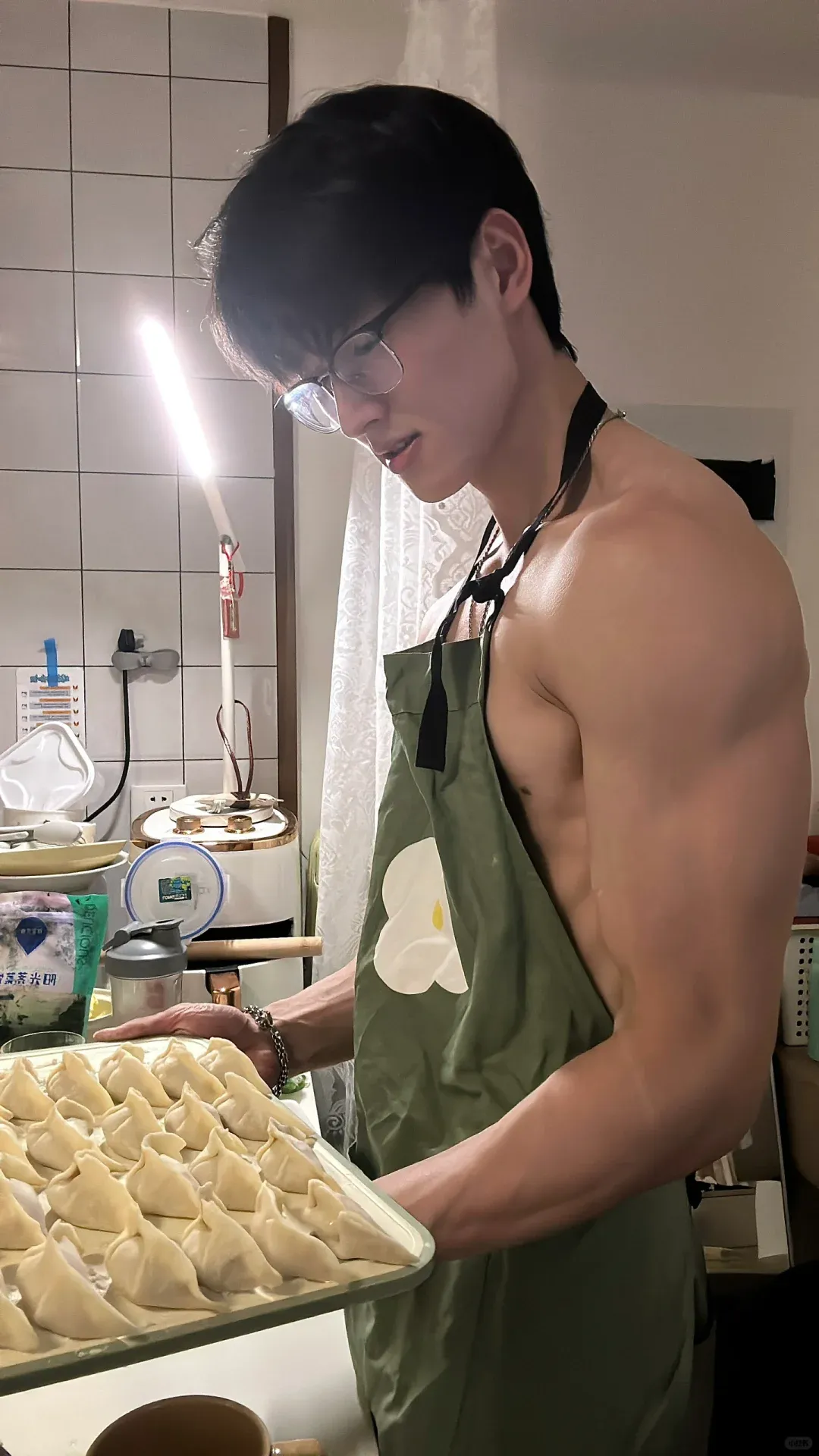 大年初二福利！杭州 181 薄肌男大亲手教你包饺子，这身材我馋哭了