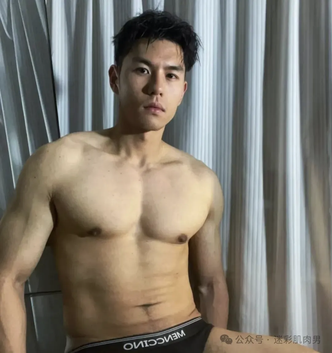穿紧身裤的运动男长的真好看，粗壮长腿太太显眼了！