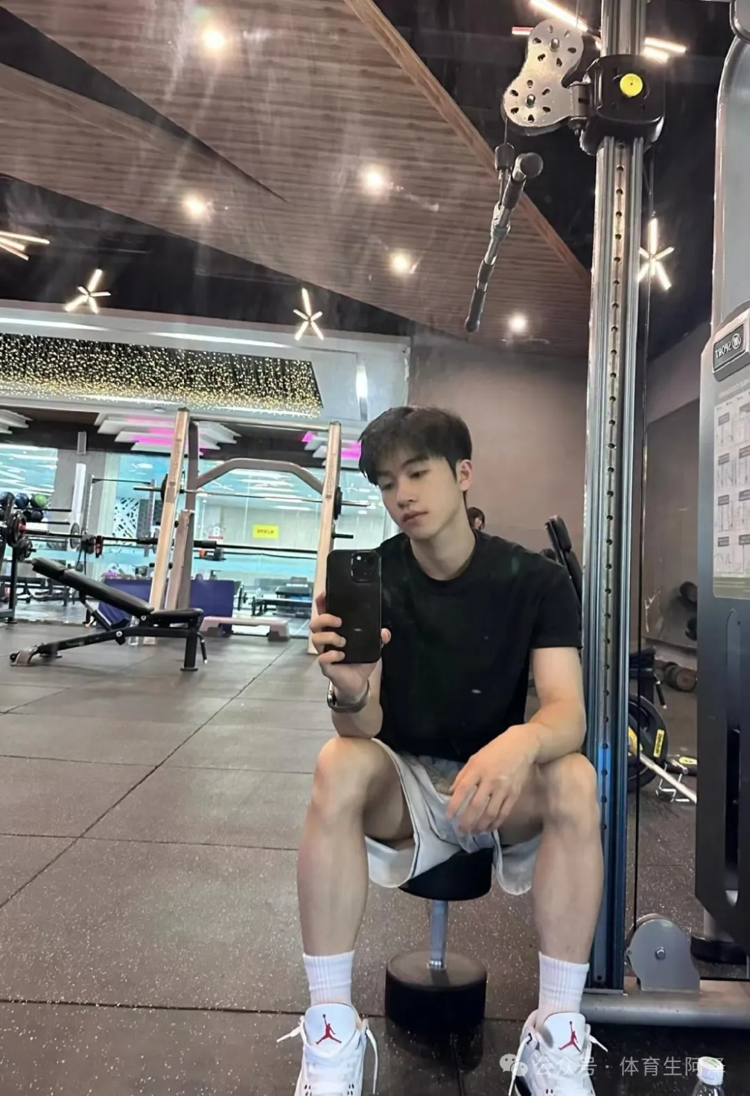 185 白皮体育生男大，健身房拍照太诱惑，白袜是流量密码.......