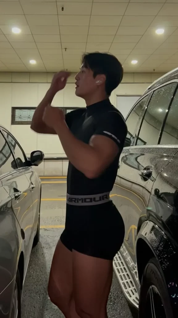 黑皮健身大神亮色泳裤海滩秀肌肉，身材太撩了！