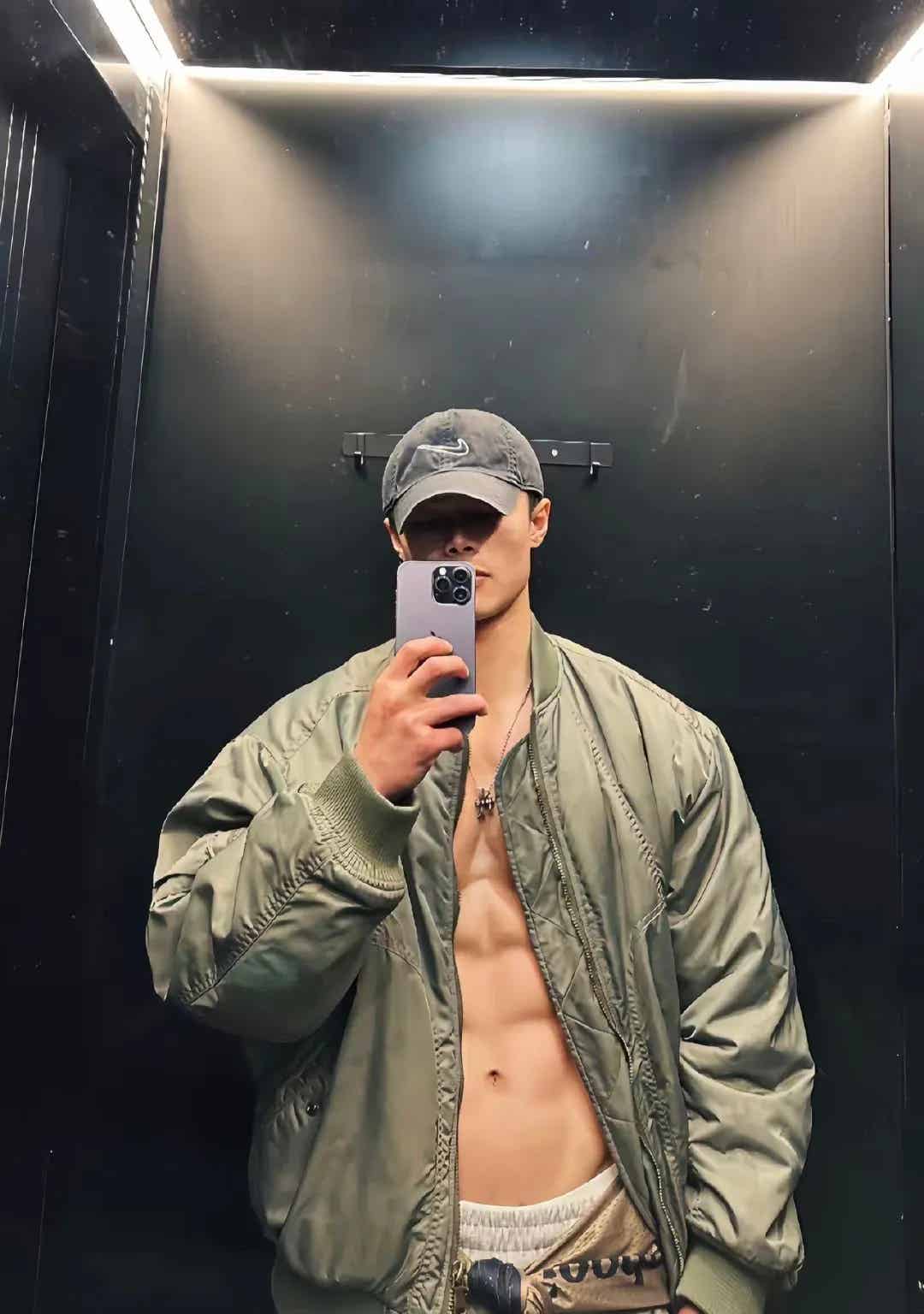 低脂人夫感肌肉帅哥健身房自拍-潮男潮北