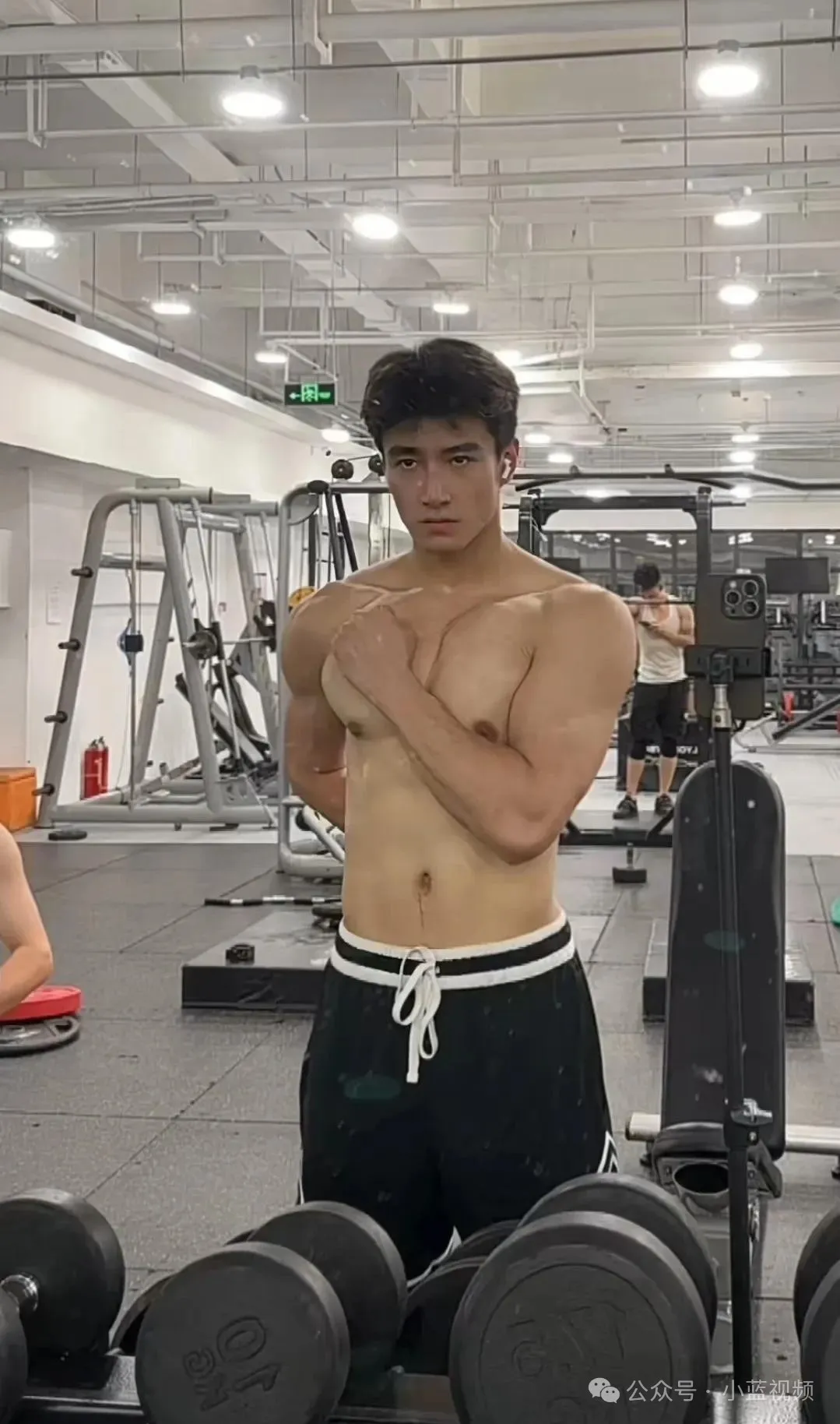 痞帅忧郁型男，肌肉曲线流畅俊美！