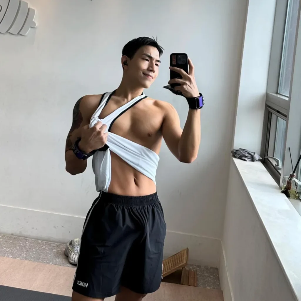 黑皮迷彩肌肉男下海拍大片！这兵哥长腿硬照撩翻全网！